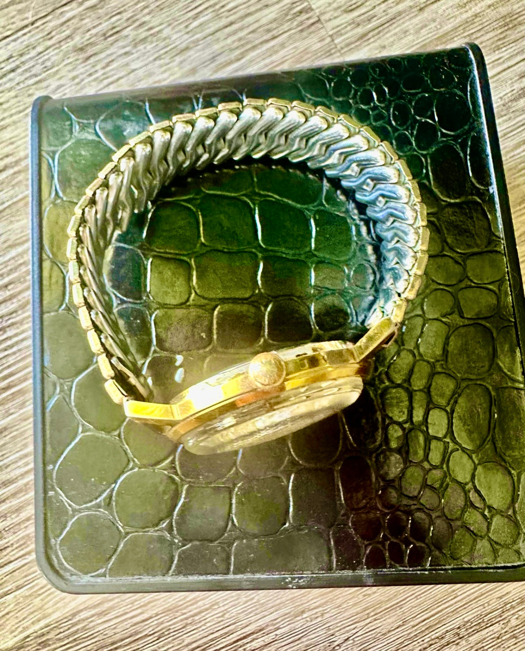 R#997 VINTAGE WRIST WATCH VULCAIN AUTOMATIC DATE SWISS MADE