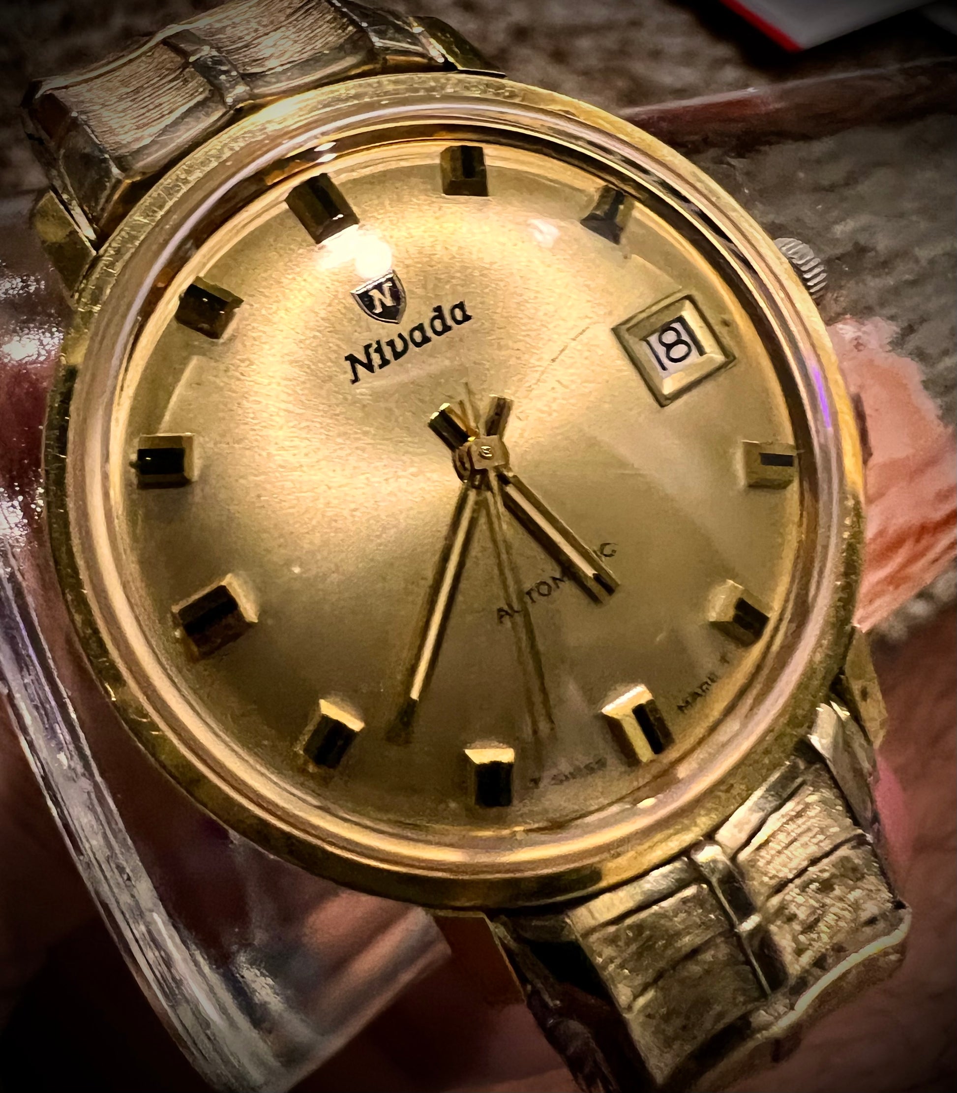 #1351 Nivada Date Automatic Gold color with Gold dial newish beautiful S.S back Spidiel USA gold filled caps all original watch great opportunity for Collectors rate watch in excellent running and beautiful condition. Power 266 beat error 0.1 ms