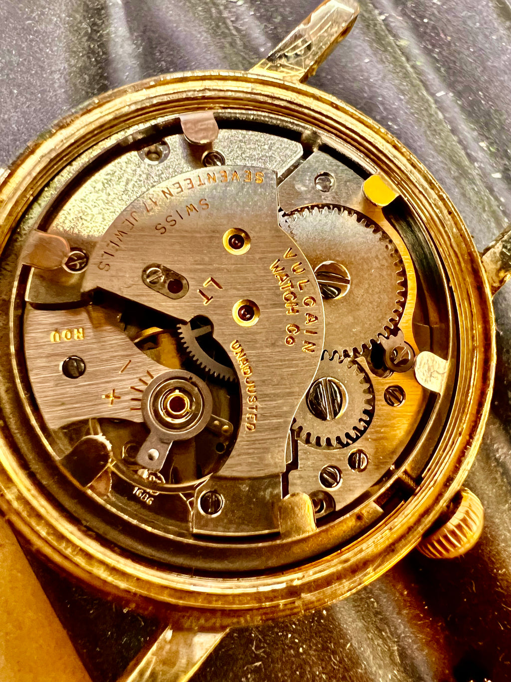 R#997 VINTAGE WRIST WATCH VULCAIN AUTOMATIC DATE SWISS MADE