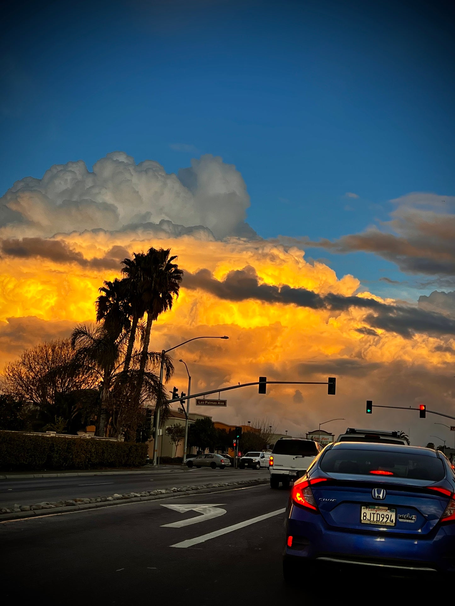 San Francisco California USA Clear Sky with beautiful clouds after the rain 4:00 PM Dec 19th 2023 for your Viewing.