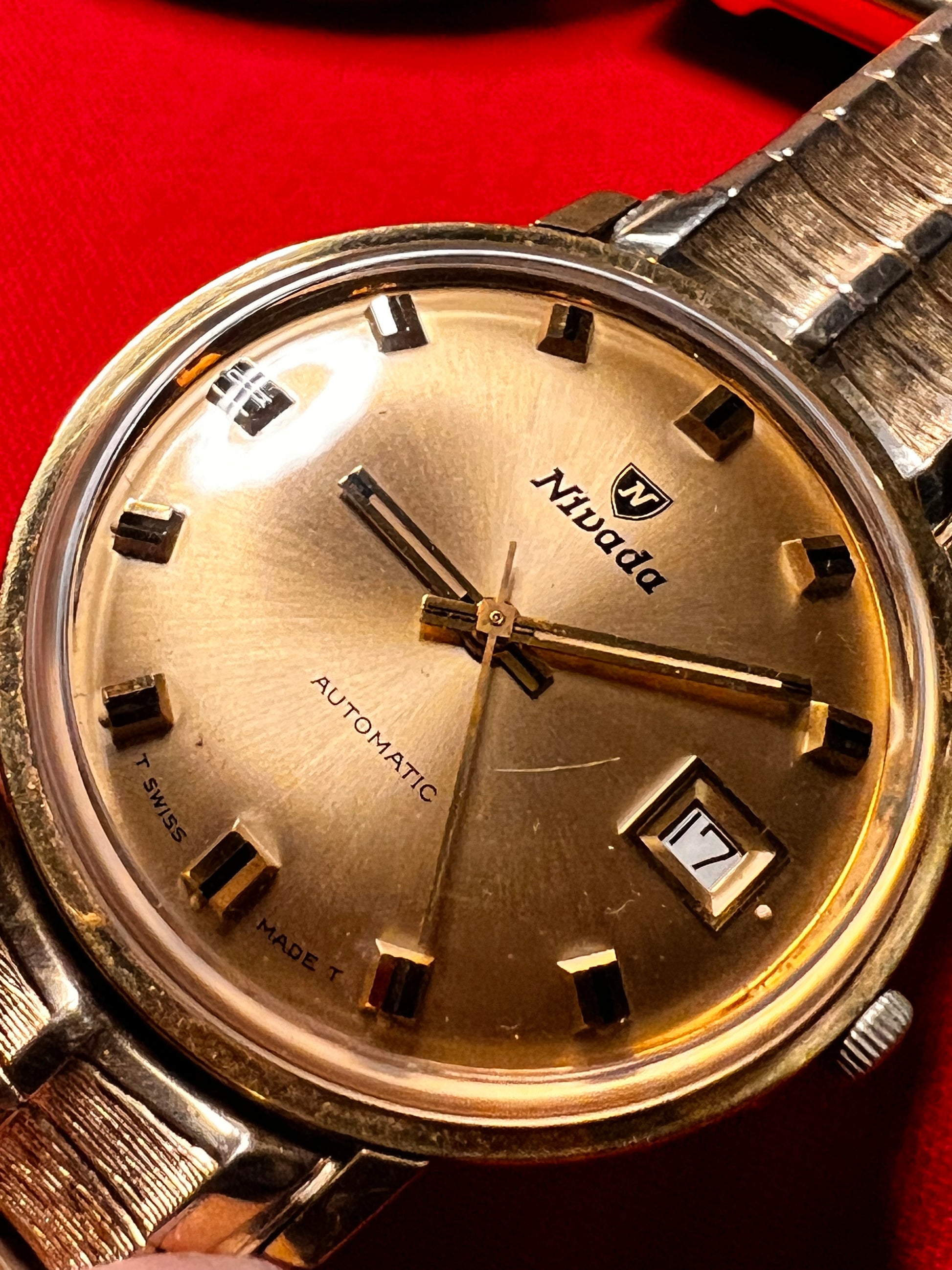 #1351 Nivada Date Automatic Gold color with Gold dial newish beautiful S.S back Spidiel USA gold filled caps all original watch great opportunity for Collectors rate watch in excellent running and beautiful condition. Power 266 beat error 0.1 ms
