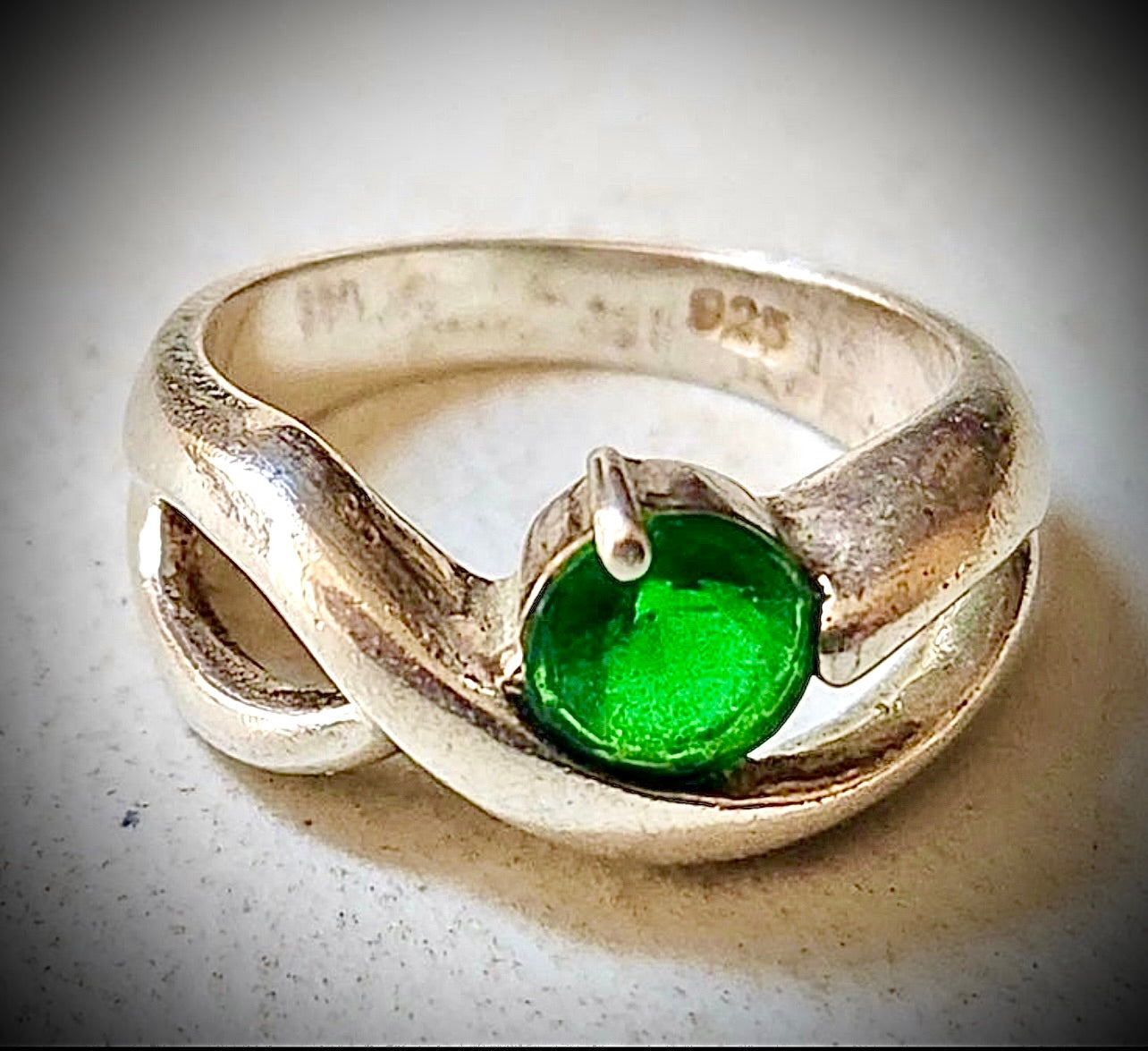 SJ#993 VTG Sterling Silver Ring With Green Stone, Signed 925 Sz 5