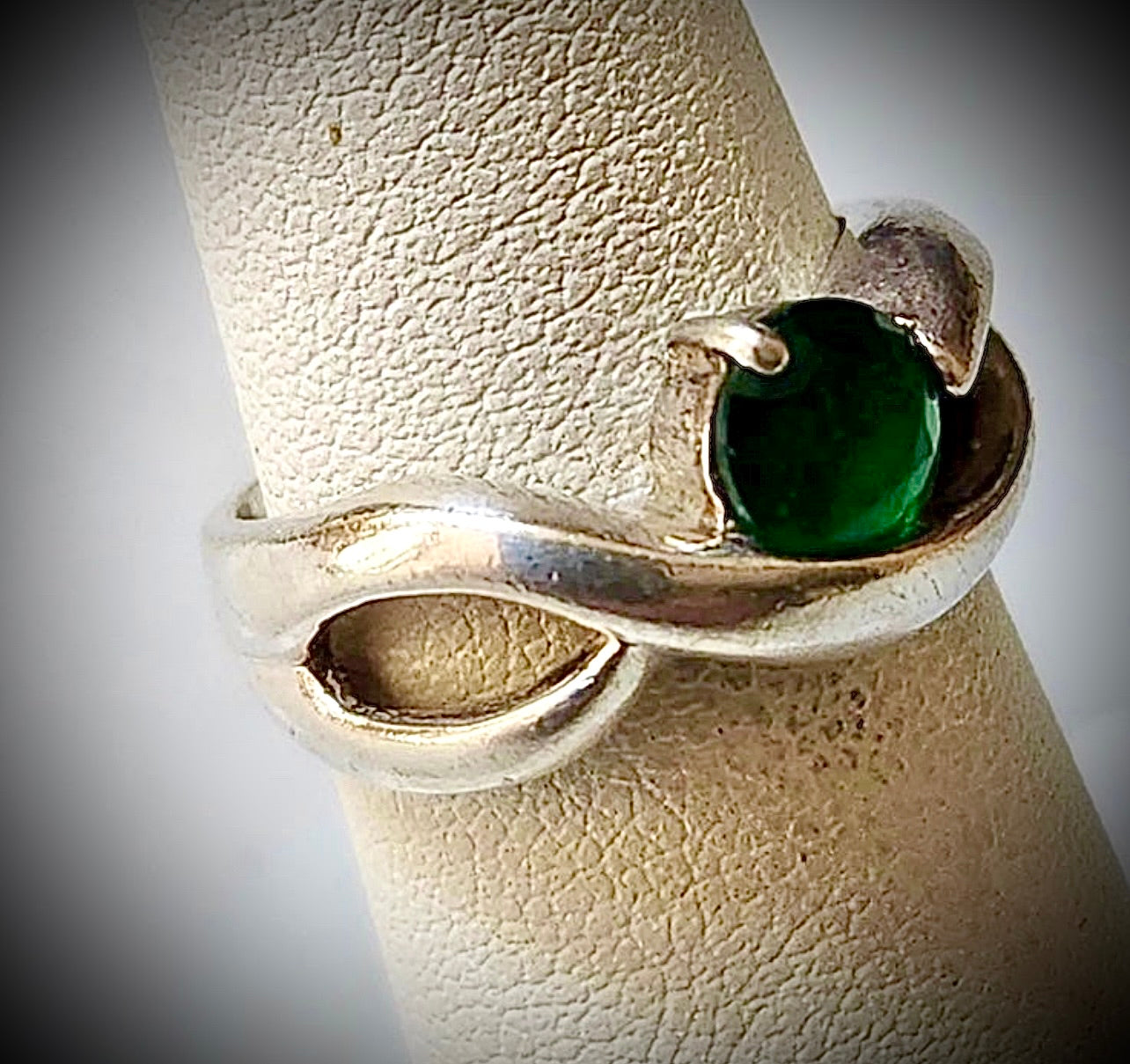 SJ#993 VTG Sterling Silver Ring With Green Stone, Signed 925 Sz 5