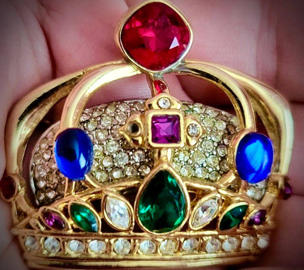 The Swarovski Regal Crown Brooch is a striking masterpiece that combines timeless elegance with meticulous craftsmanship. Designed with intricate pavé detailing and adorned with multicolored rhinestones, it radiates luxury and sophistication. Measuring ap