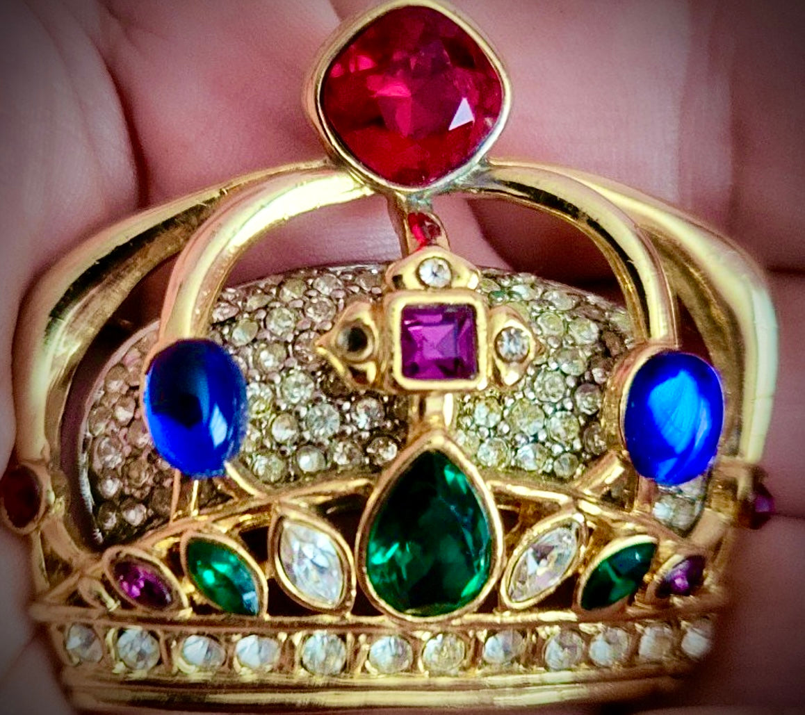 The Swarovski Regal Crown Brooch is a striking masterpiece that combines timeless elegance with meticulous craftsmanship. Designed with intricate pavé detailing and adorned with multicolored rhinestones, it radiates luxury and sophistication. Measuring ap