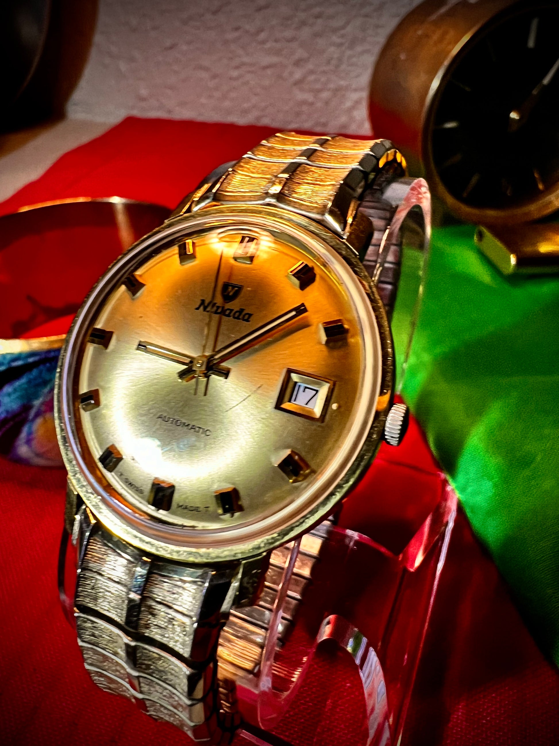 #1351 Nivada Date Automatic Gold color with Gold dial newish beautiful S.S back Spidiel USA gold filled caps all original watch great opportunity for Collectors rate watch in excellent running and beautiful condition. Power 266 beat error 0.1 ms