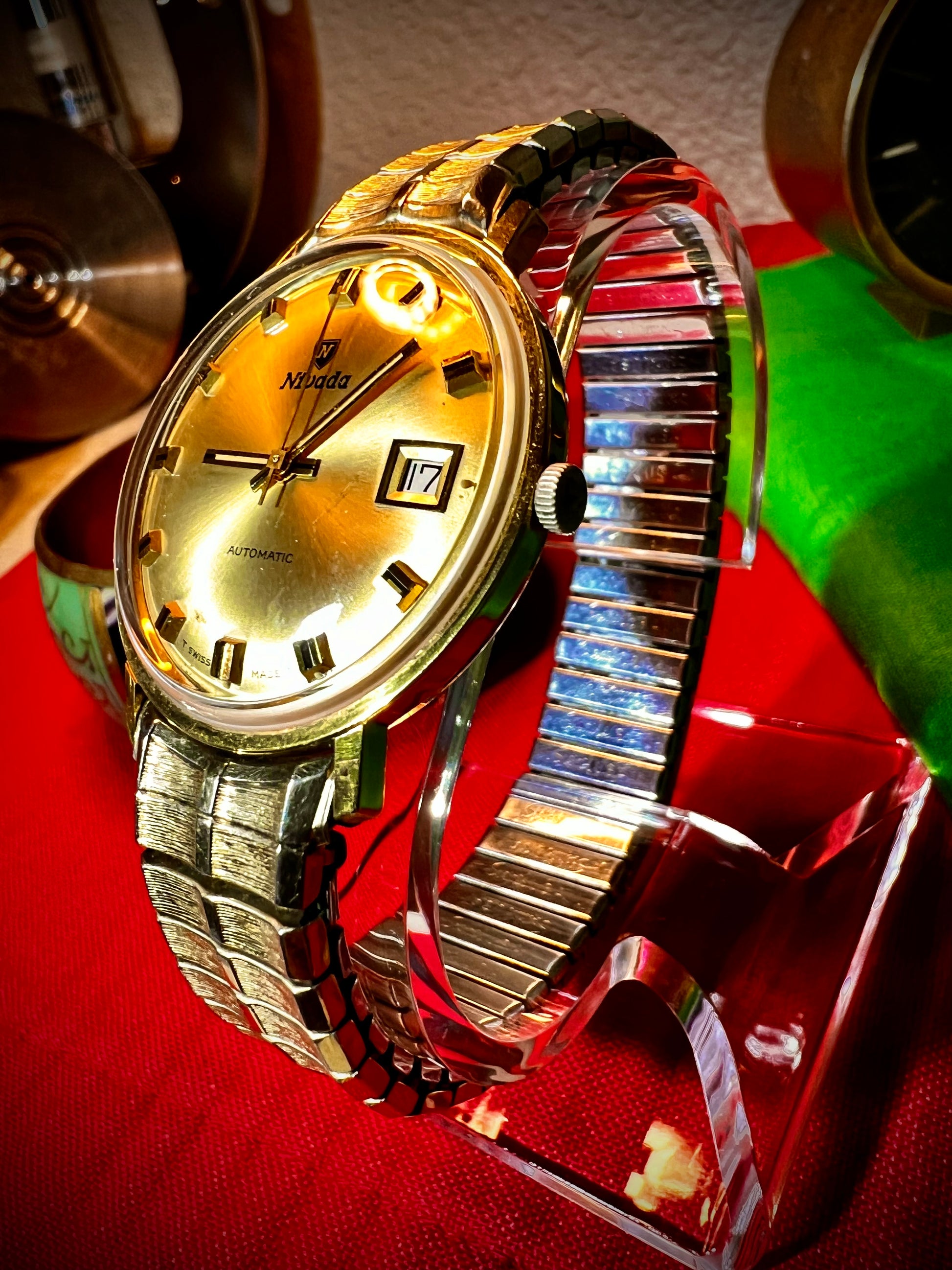 #1351 Nivada Date Automatic Gold color with Gold dial newish beautiful S.S back Spidiel USA gold filled caps all original watch great opportunity for Collectors rate watch in excellent running and beautiful condition. Power 266 beat error 0.1 ms