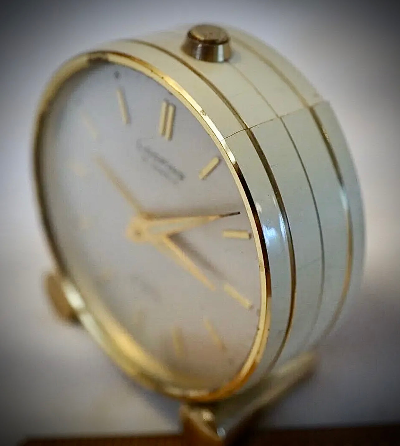 R75. VTG LOOPING 15 JEWELS 8 DAY SWISS TRAVEL ALARM CLOCK BRASS W/FACE & WHITE BODY