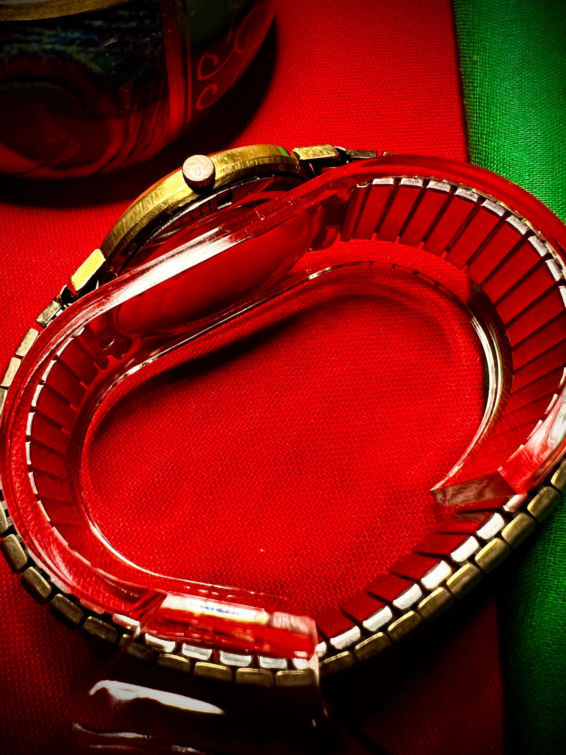 #1351 Nivada Date Automatic Gold color with Gold dial newish beautiful S.S back Spidiel USA gold filled caps all original watch great opportunity for Collectors rate watch in excellent running and beautiful condition. Power 266 beat error 0.1 ms