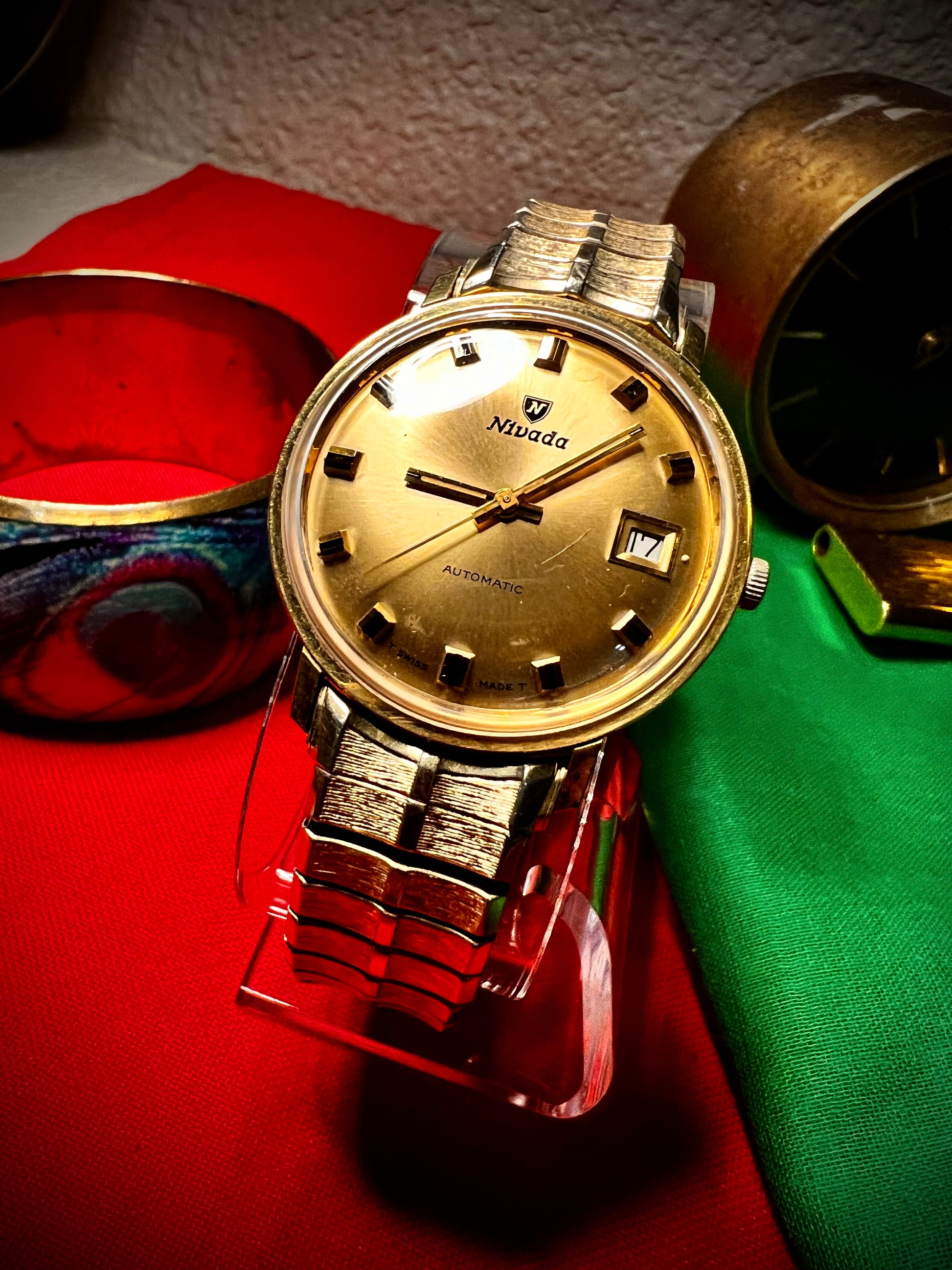 #1351 Nivada Date Automatic Gold color with Gold dial newish beautiful S.S back Spidiel USA gold filled caps all original watch great opportunity for Collectors rate watch in excellent running and beautiful condition. Power 266 beat error 0.1 ms