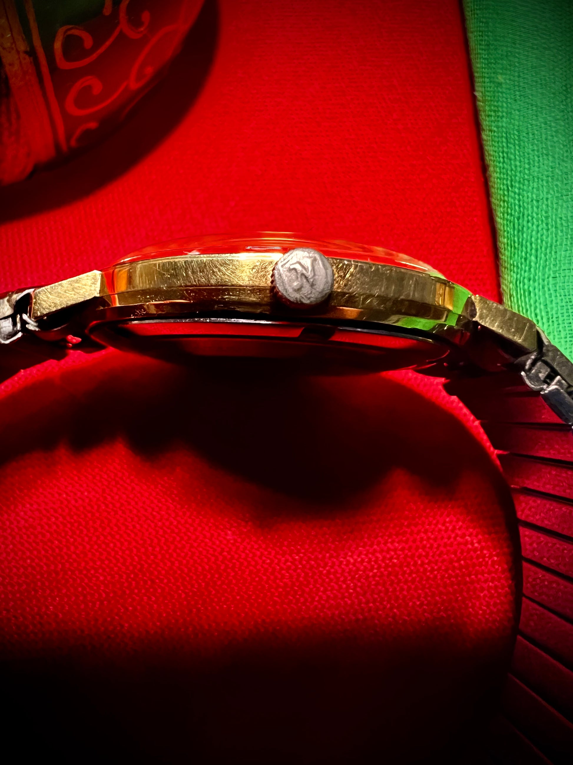 #1351 Nivada Date Automatic Gold color with Gold dial newish beautiful S.S back Spidiel USA gold filled caps all original watch great opportunity for Collectors rate watch in excellent running and beautiful condition. Power 266 beat error 0.1 ms