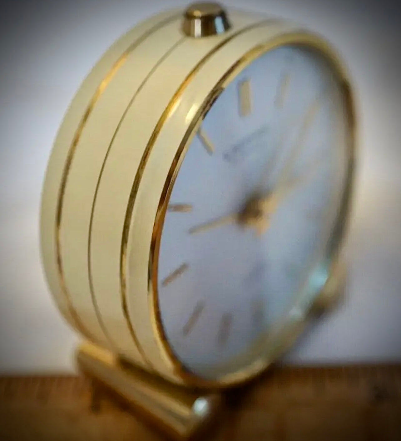 R75. VTG LOOPING 15 JEWELS 8 DAY SWISS TRAVEL ALARM CLOCK BRASS W/FACE & WHITE BODY