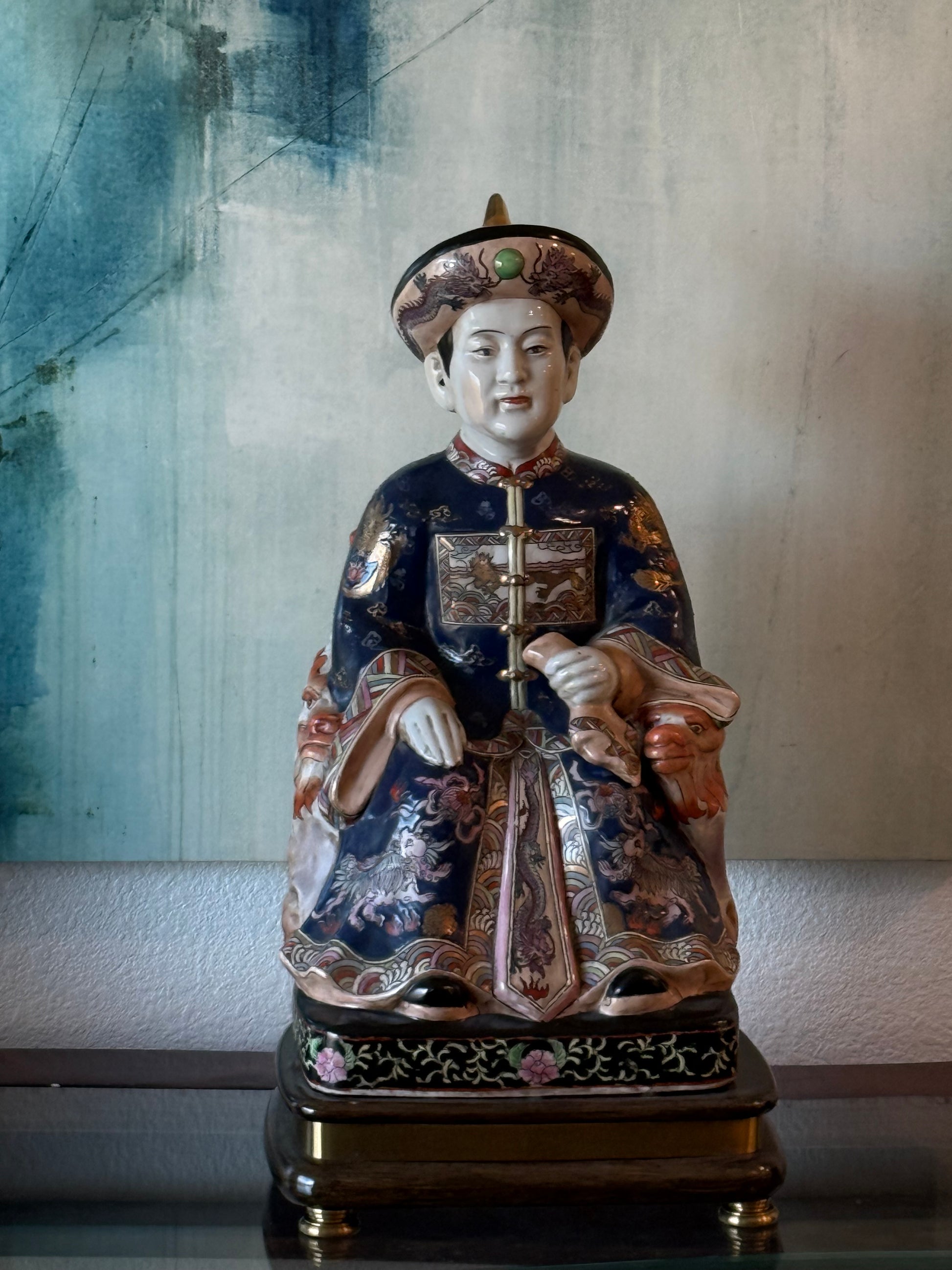 Porcelain-A statue & figurine wildwood accents