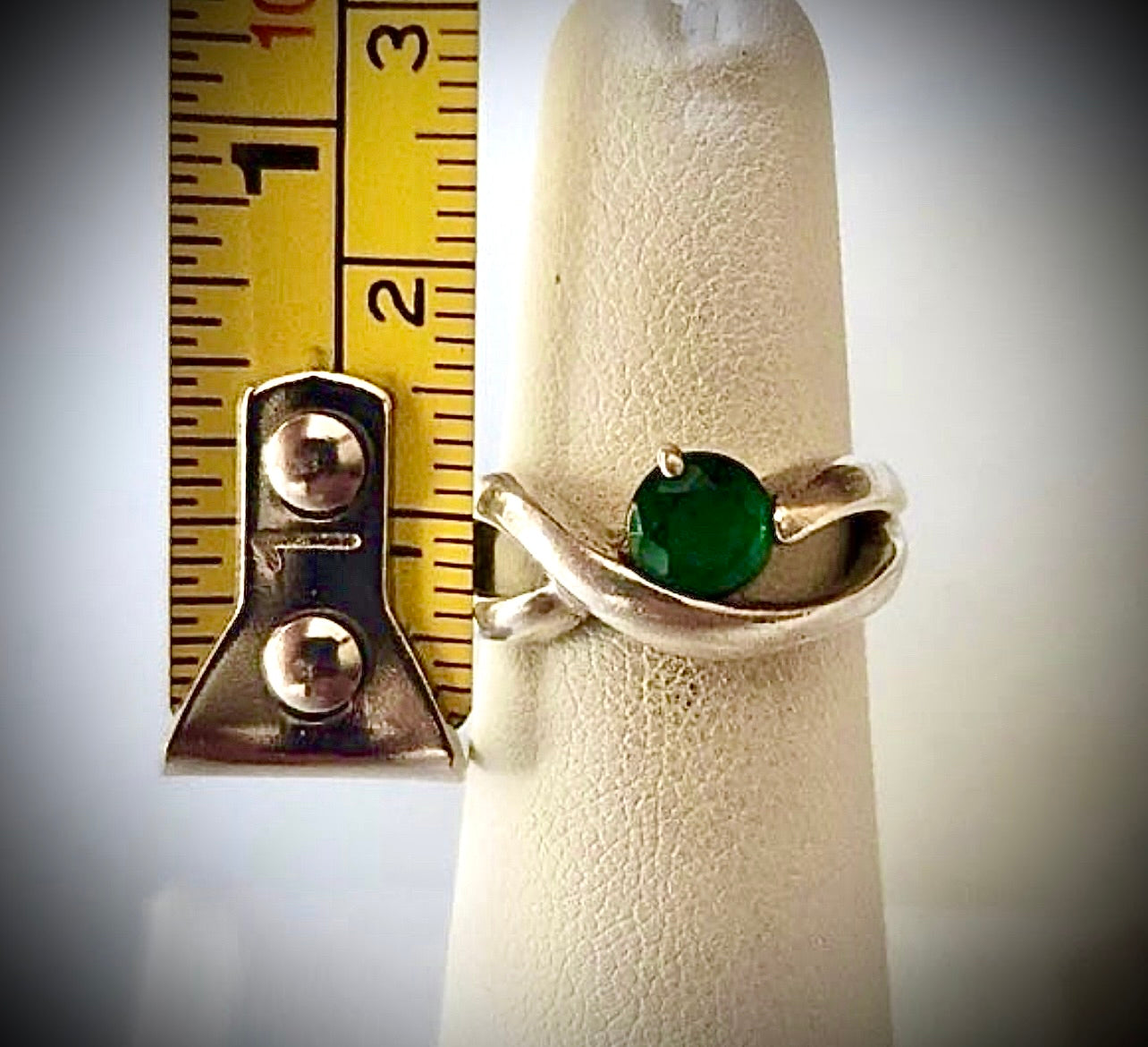 SJ#993 VTG Sterling Silver Ring With Green Stone, Signed 925 Sz 5