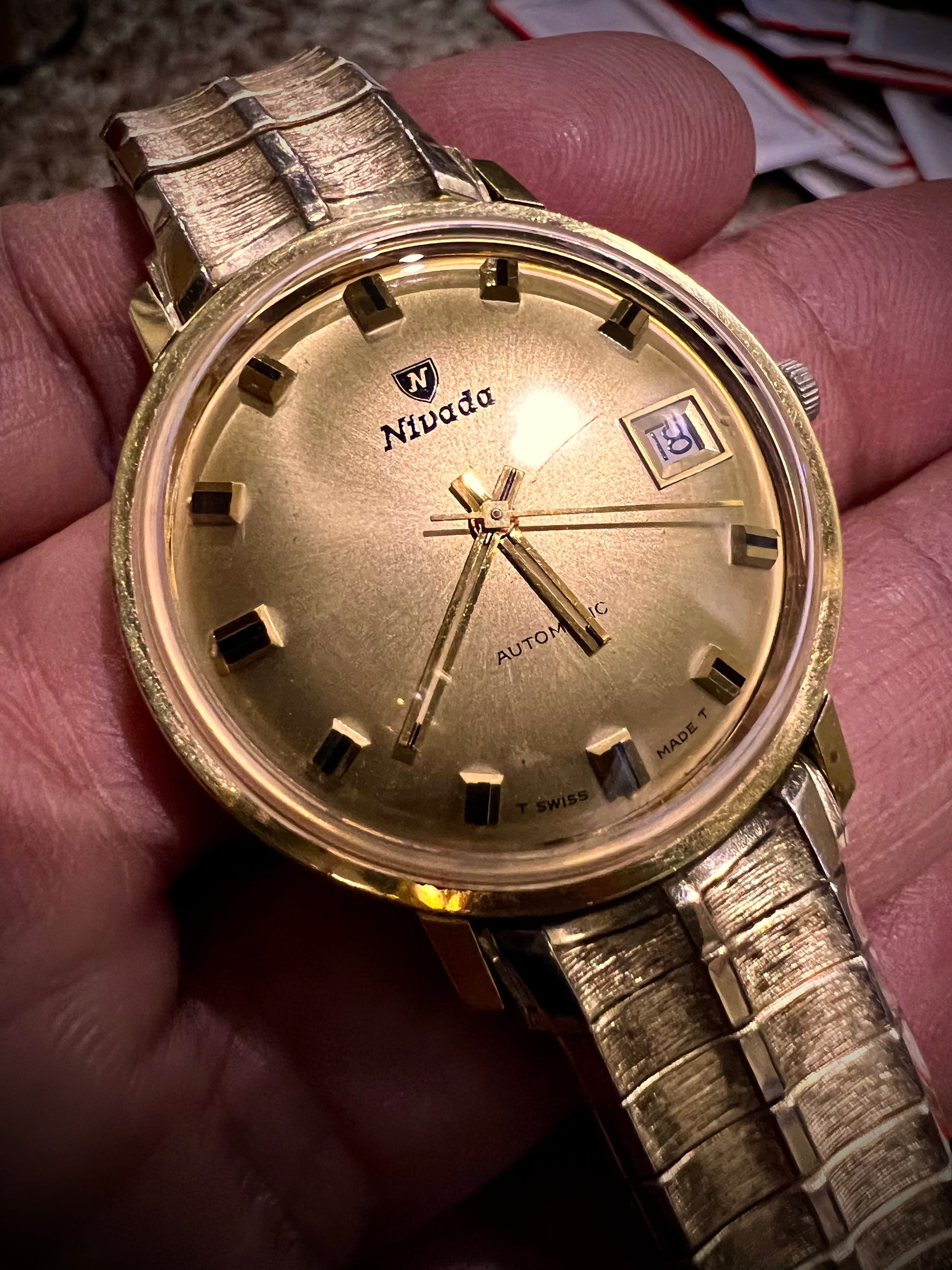 #1351 Nivada Date Automatic Gold color with Gold dial newish beautiful S.S back Spidiel USA gold filled caps all original watch great opportunity for Collectors rate watch in excellent running and beautiful condition. Power 266 beat error 0.1 ms