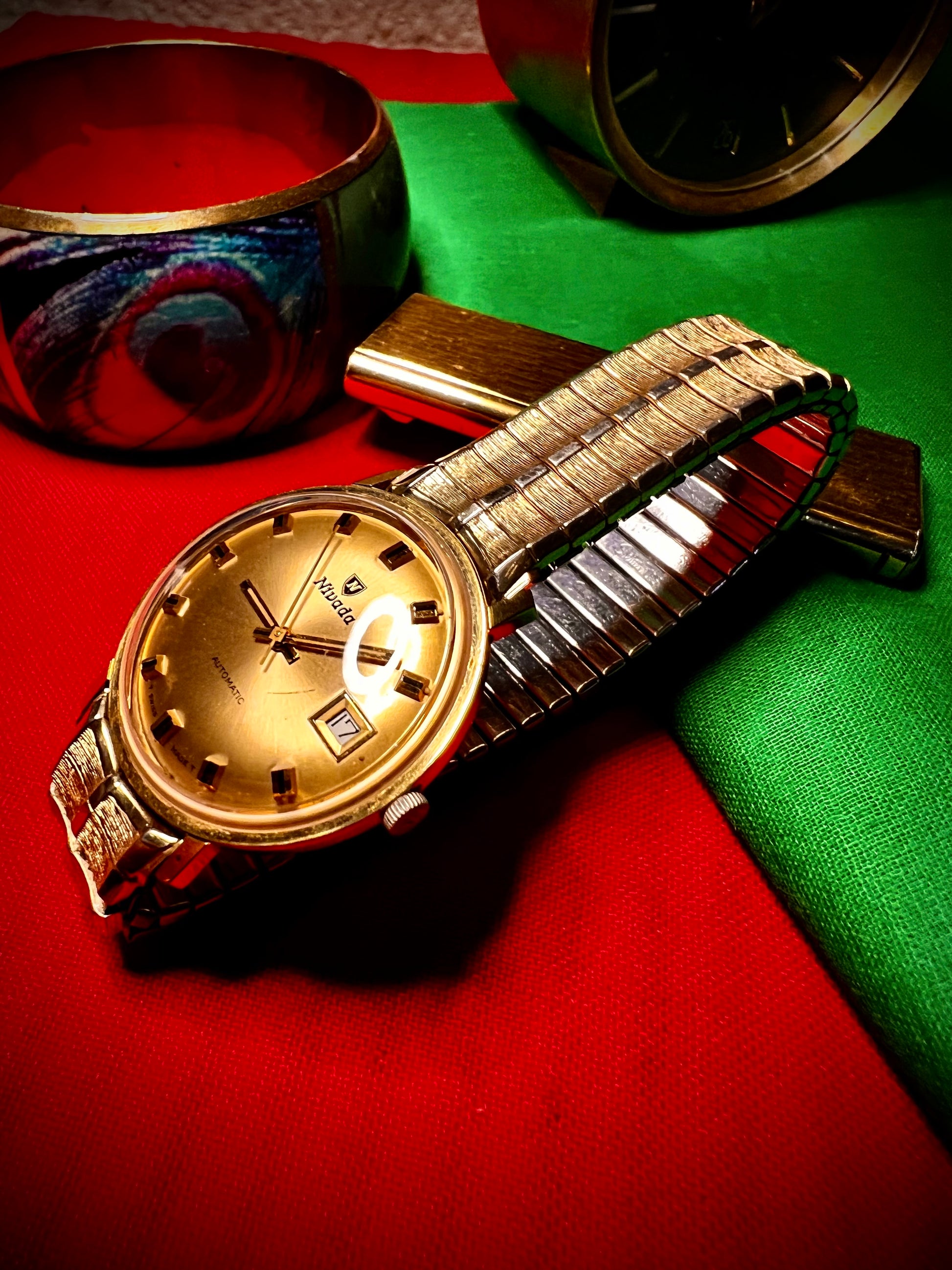 #1351 Nivada Date Automatic Gold color with Gold dial newish beautiful S.S back Spidiel USA gold filled caps all original watch great opportunity for Collectors rate watch in excellent running and beautiful condition. Power 266 beat error 0.1 ms