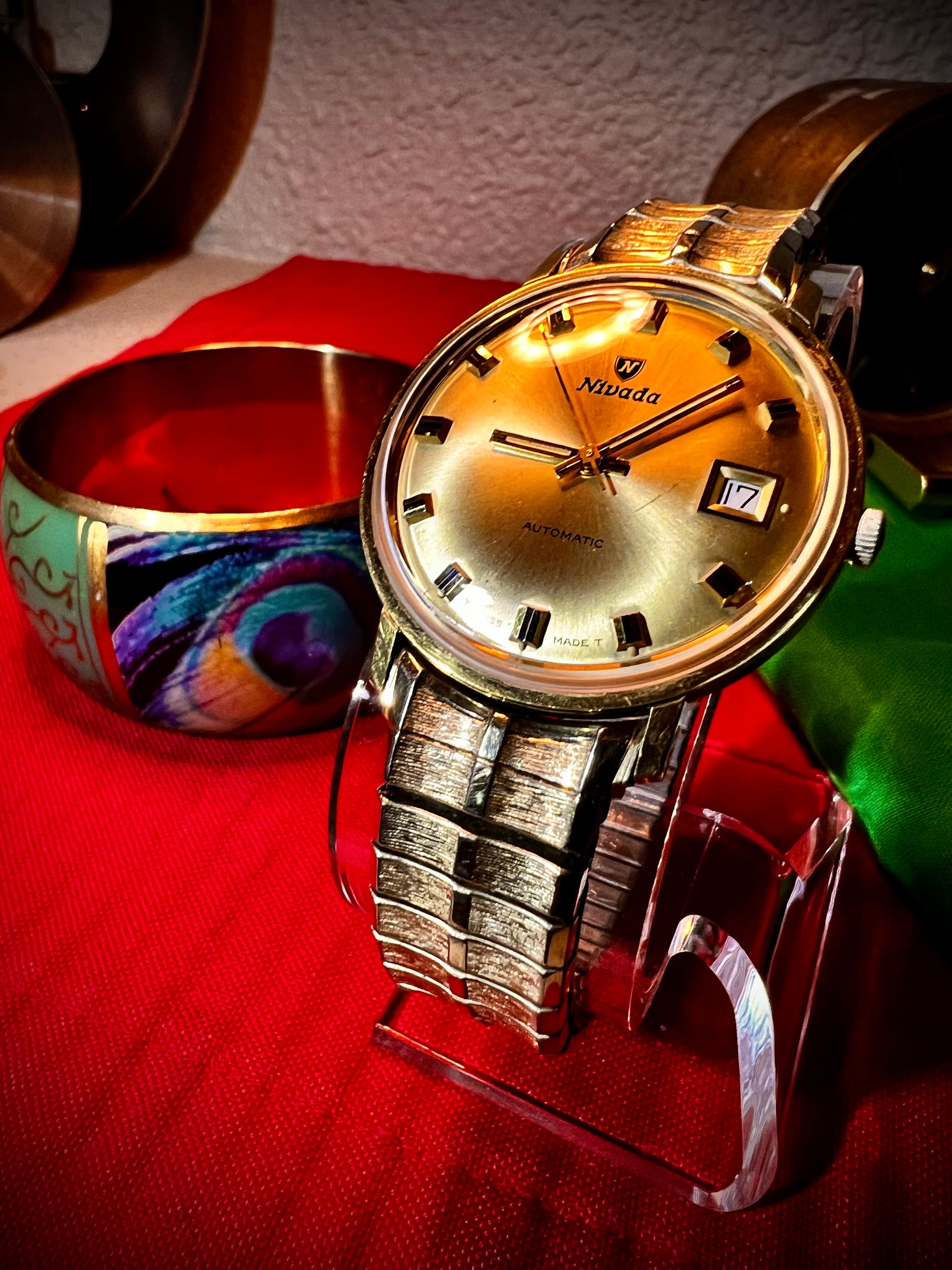 #1351 Nivada Date Automatic Gold color with Gold dial newish beautiful S.S back Spidiel USA gold filled caps all original watch great opportunity for Collectors rate watch in excellent running and beautiful condition. Power 266 beat error 0.1 ms