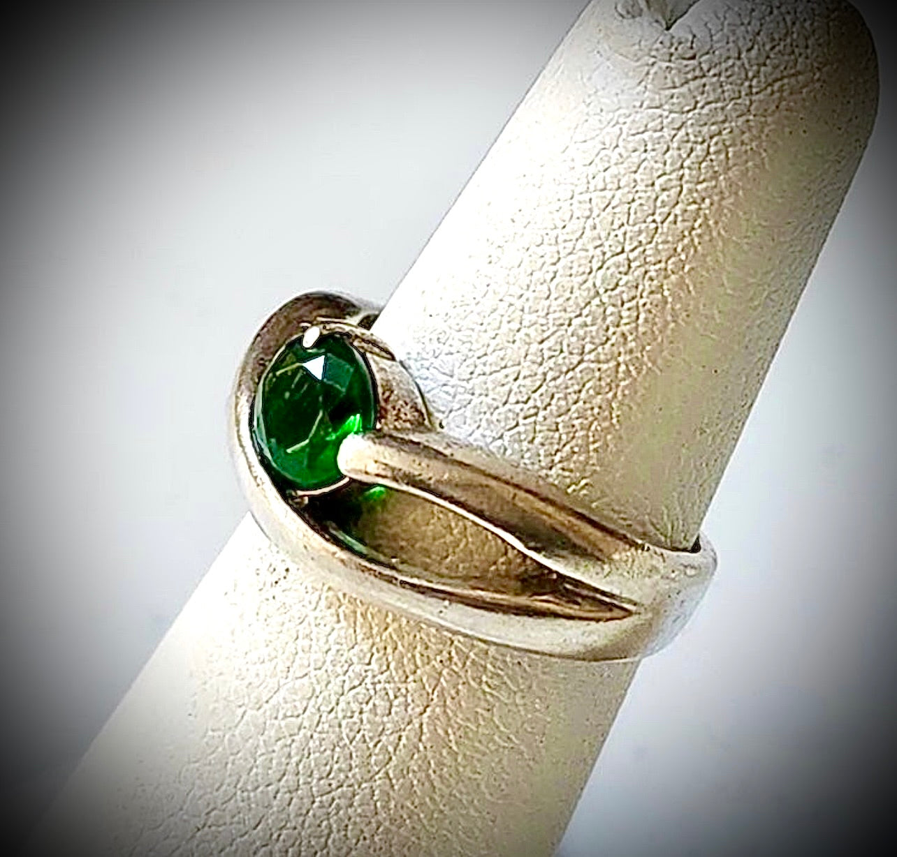 SJ#993 VTG Sterling Silver Ring With Green Stone, Signed 925 Sz 5