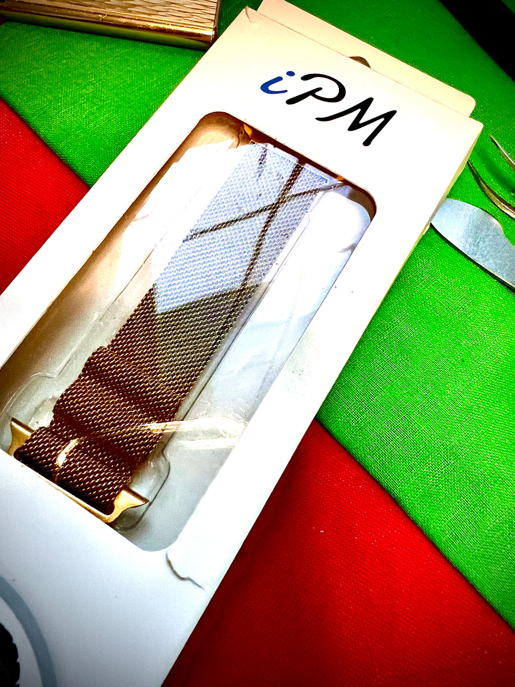 #325 Apple Wrist Watch
Bracket Gold Tone Magnetic