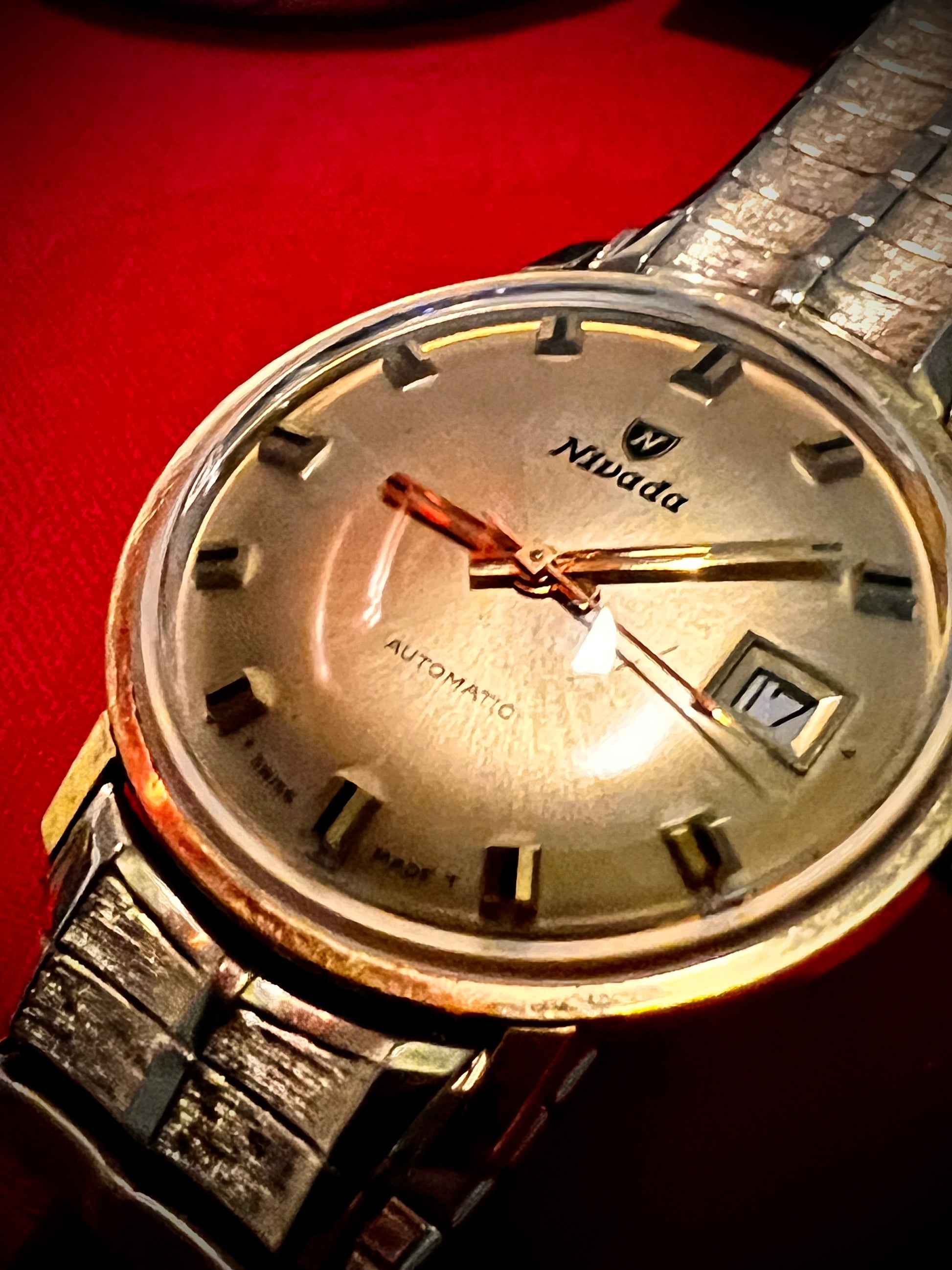 #1351 Nivada Date Automatic Gold color with Gold dial newish beautiful S.S back Spidiel USA gold filled caps all original watch great opportunity for Collectors rate watch in excellent running and beautiful condition. Power 266 beat error 0.1 ms