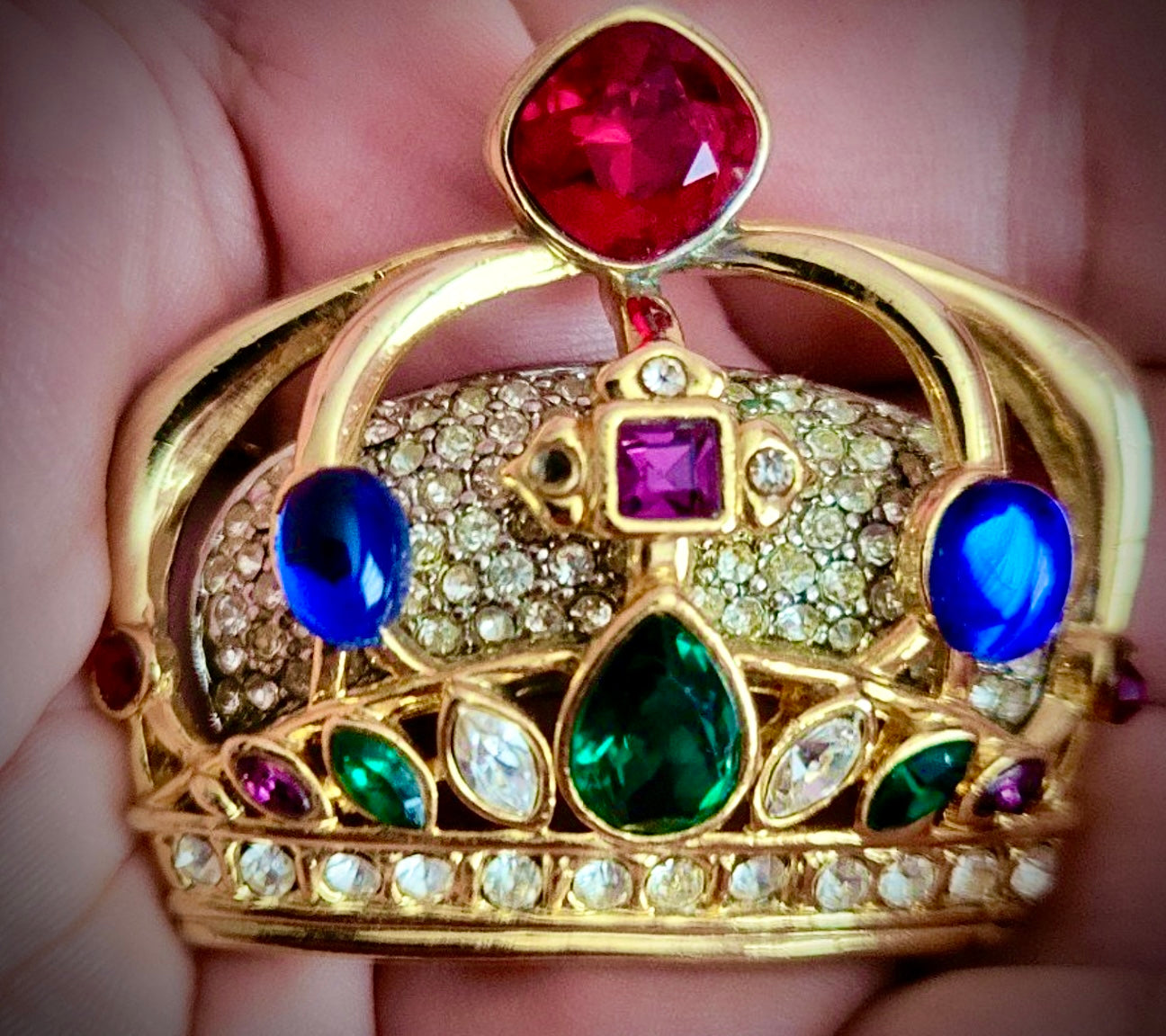 The Swarovski Regal Crown Brooch is a striking masterpiece that combines timeless elegance with meticulous craftsmanship. Designed with intricate pavé detailing and adorned with multicolored rhinestones, it radiates luxury and sophistication. Measuring ap