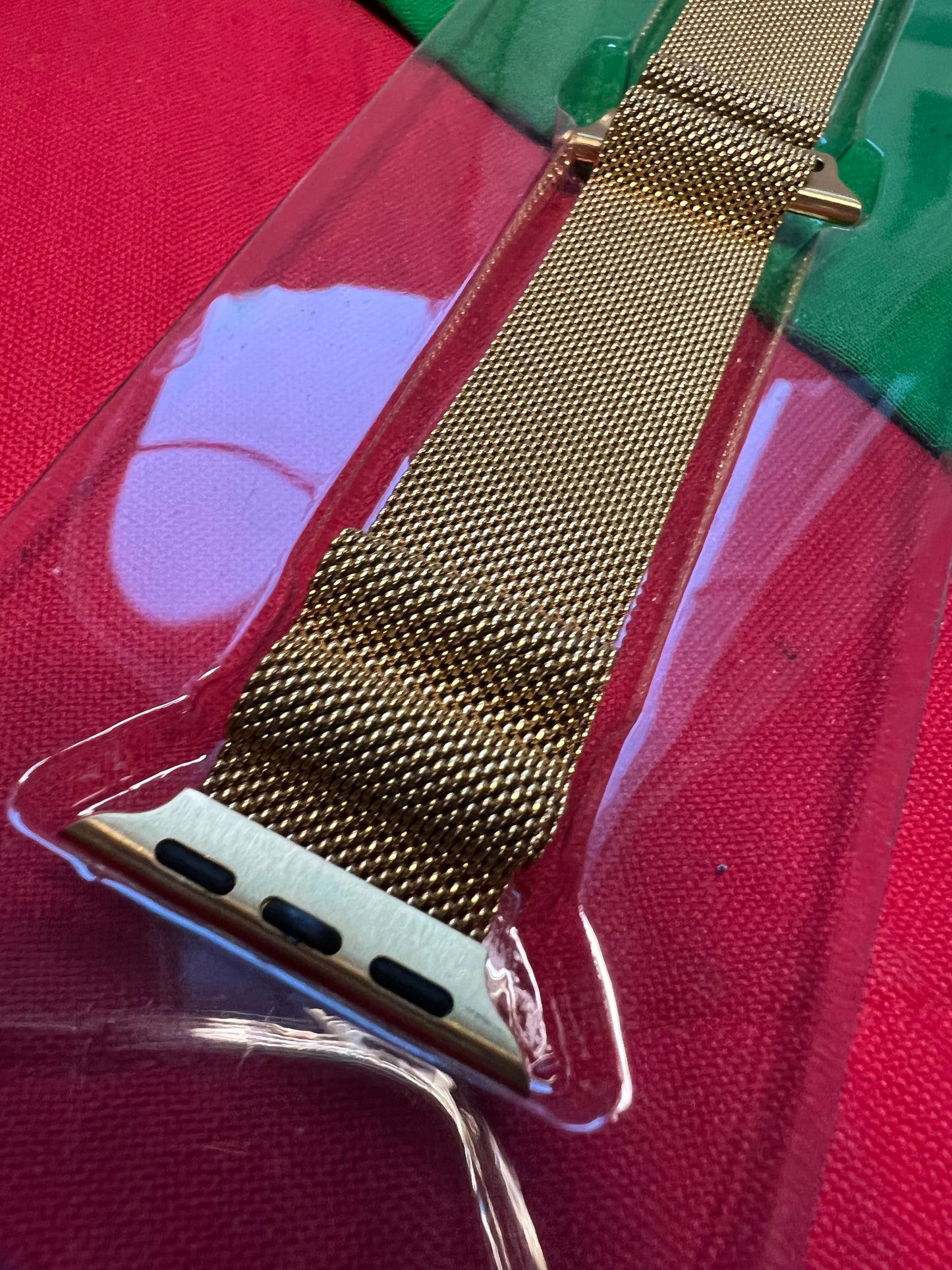 #325 Apple Wrist Watch
Bracket Gold Tone Magnetic