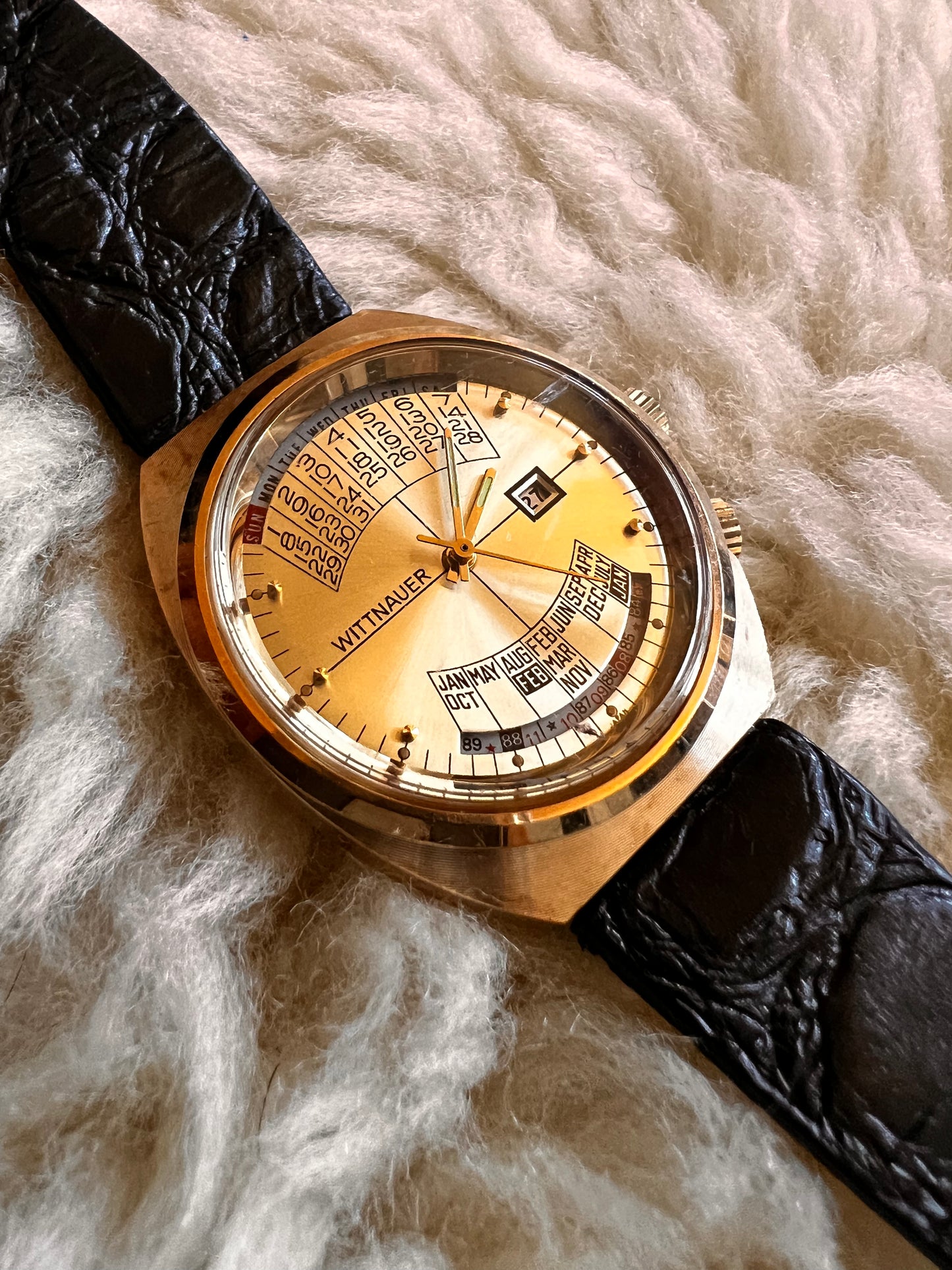 #697 Vintage WITTNAUER 1970s PERPETUAL CALENDAR "3002" WRISTWATCH