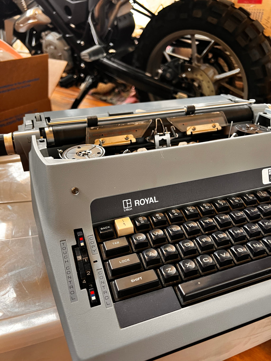 Royal Electric Typewriter Centurion Award Series Model SP-9000 Japan Portable collector’s Item