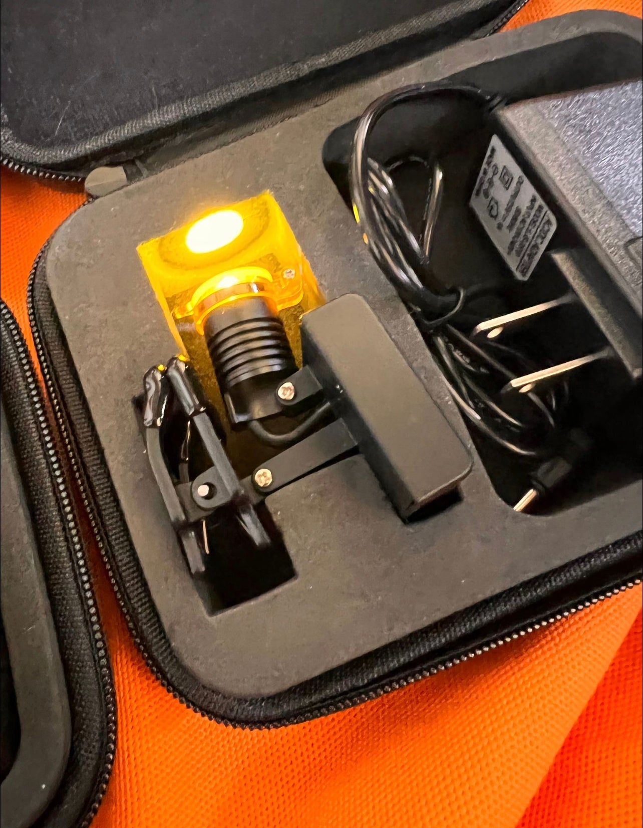 1 X Loaner Dental Loupes Wireless LED light System With Orange Filter, Charger and Carry Case Lightweight For DDS