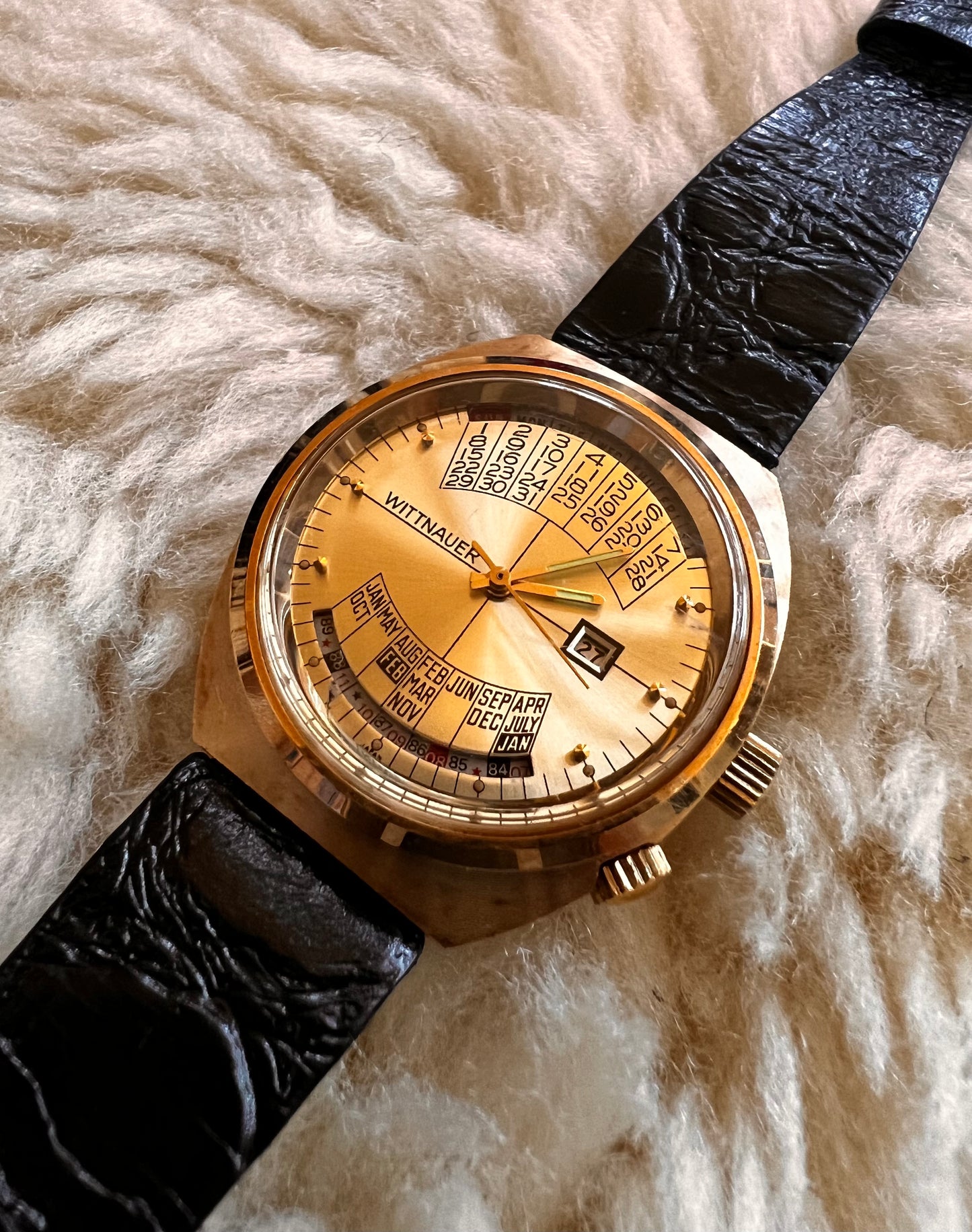 #697 Vintage WITTNAUER 1970s PERPETUAL CALENDAR "3002" WRISTWATCH