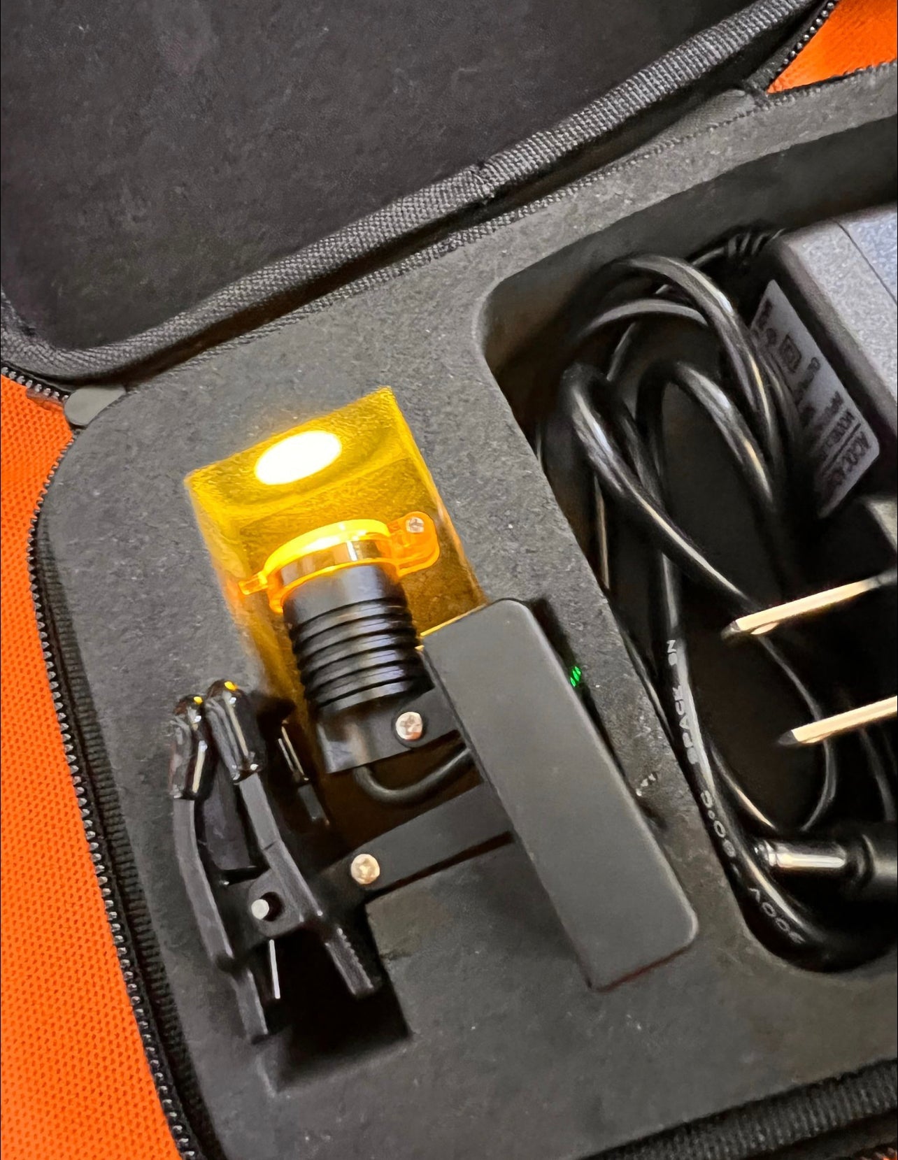 2 X Loaner Dental Loupes Wireless LED light System With Orange Filter, Charger and Carry Case Lightweight