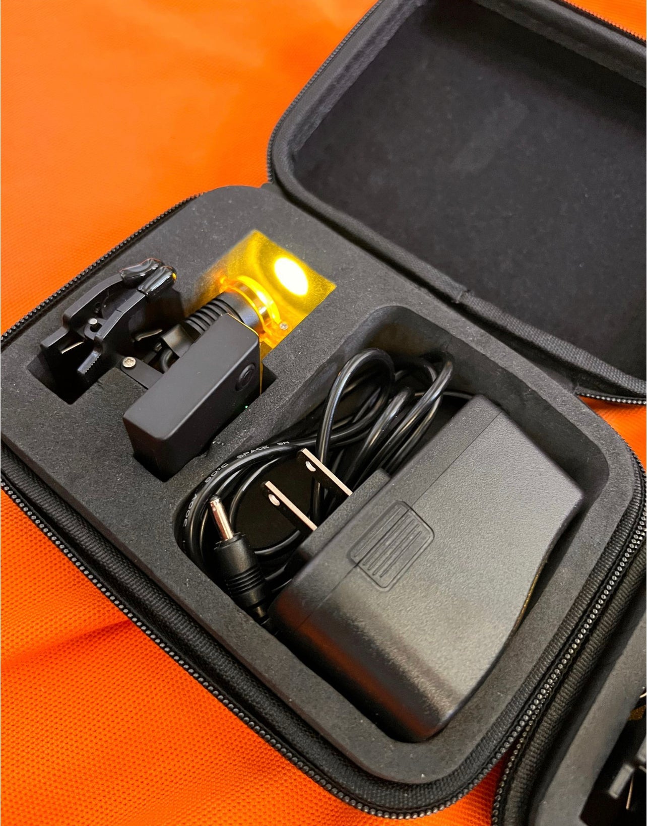 2 X Loaner Dental Loupes Wireless LED light System With Orange Filter, Charger and Carry Case Lightweight