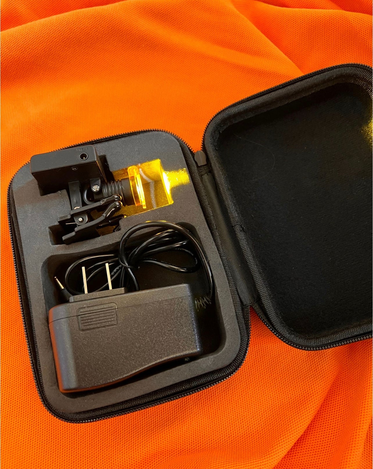 2 X Loaner Dental Loupes Wireless LED light System With Orange Filter, Charger and Carry Case Lightweight